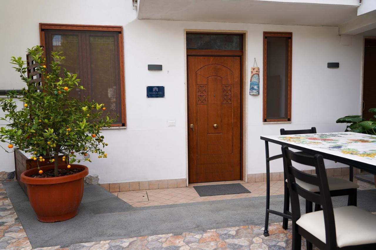 פומפיי Familiainn Rooms & Apartments מראה חיצוני תמונה