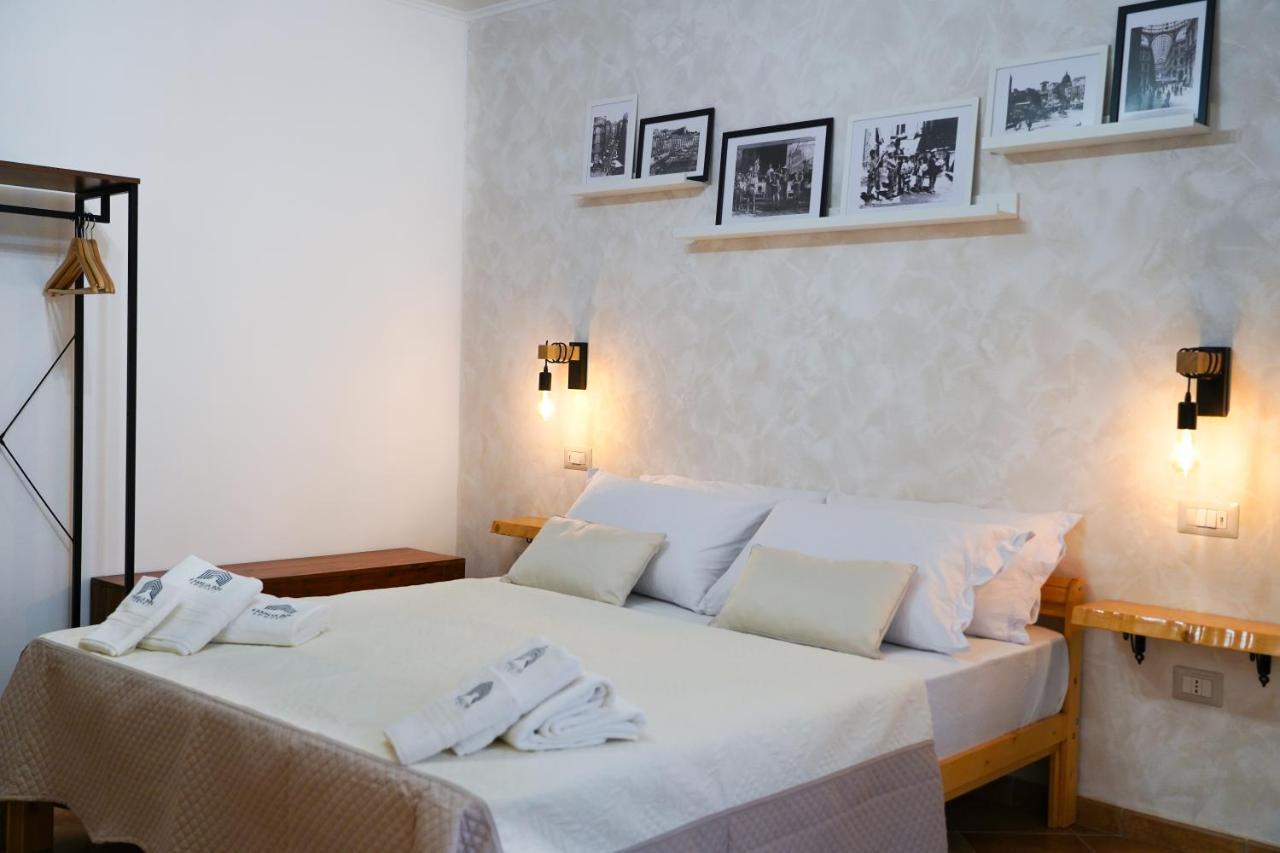 פומפיי Familiainn Rooms & Apartments מראה חיצוני תמונה