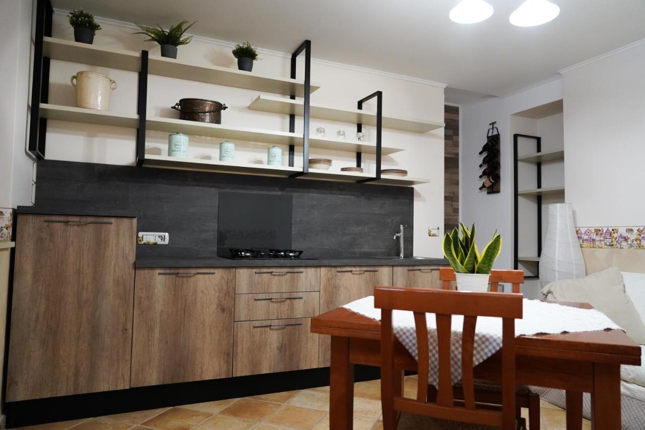 פומפיי Familiainn Rooms & Apartments מראה חיצוני תמונה